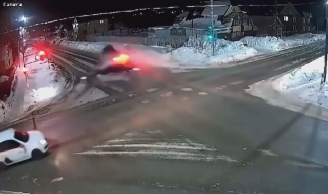 Жёсткое ДТП на перекрестке в Пермском крае: один из водителей двигался на красный 