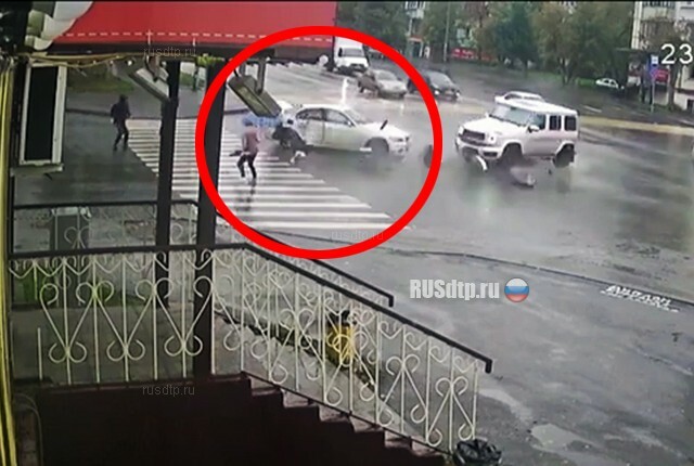 В Челябинске лихач на BMW проехал на красный и совершил ДТП. Видео 