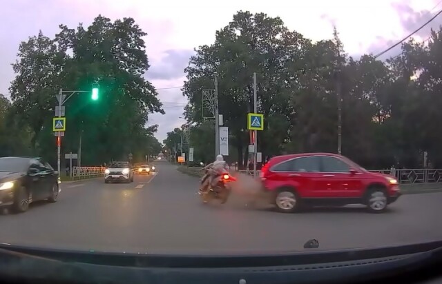 Мопед и кроссовер столкнулись в поселке Управленческом в Самаре 