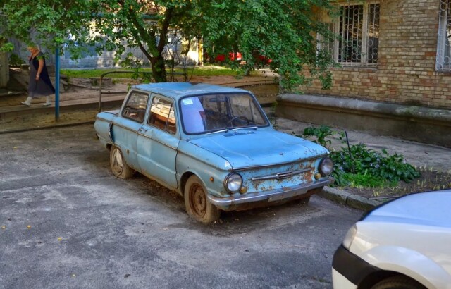 Как законно убрать бесхозный автомобиль со двора: советы юриста 