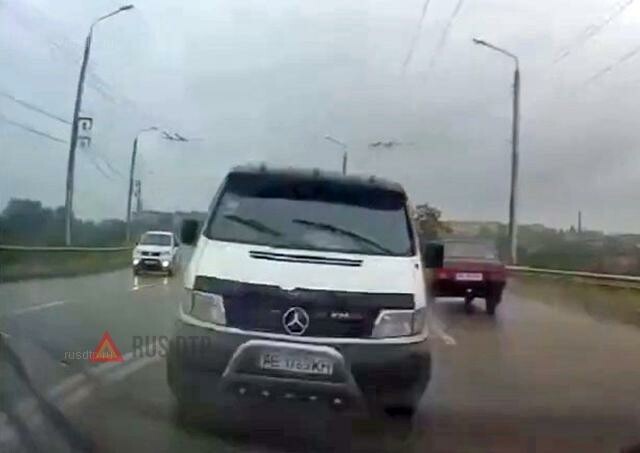 Mercedes-Benz вылетел на встречку 