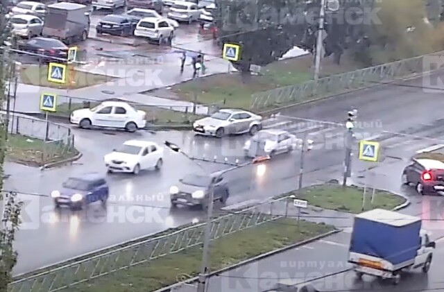 В Каменске-Уральском водитель столкнулся со стоящей легковушкой и скрылся с места ДТП