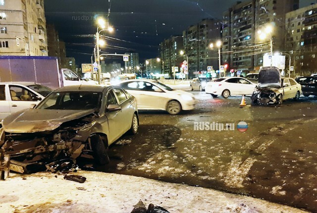 Один человек погиб и двое тяжело пострадали в массовом ДТП в Петербурге. ВИДЕО 