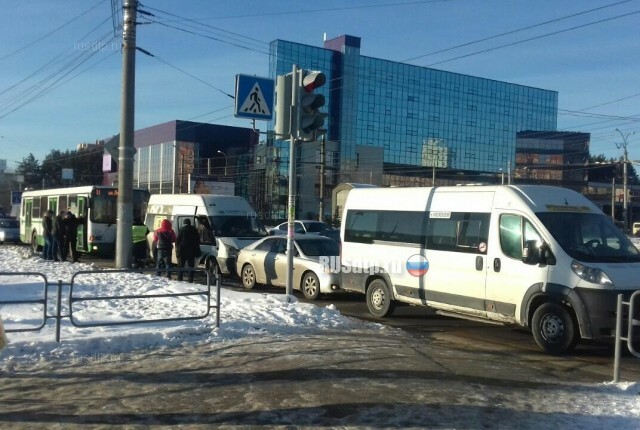 Водитель автобуса спровоцировал массовое ДТП в Челябинске 