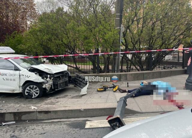 Мать погибла на глазах у детей на Суворовском проспекте. Видео из автобуса 