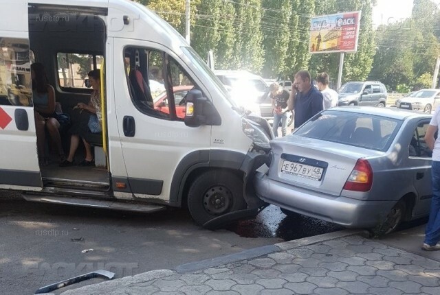 Три женщины пострадали в ДТП с участием маршрутки в Воронеже. ВИДЕО 