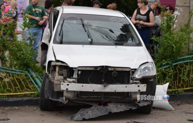 Пьянь влетел в толпу 