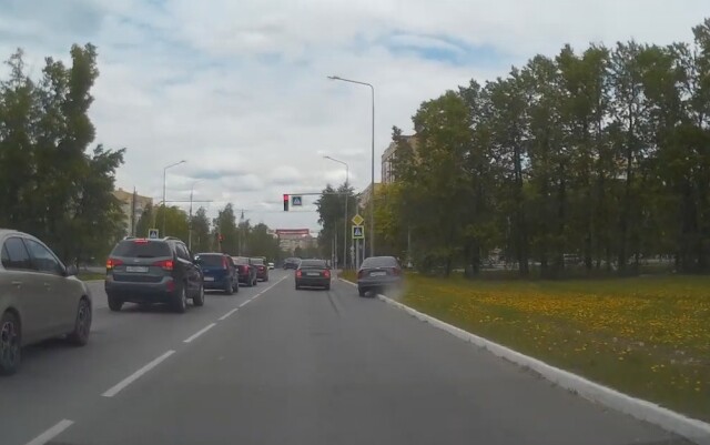 Chevrolet Lanos врезался в столб в Саранске: водителю стало плохо за рулем 