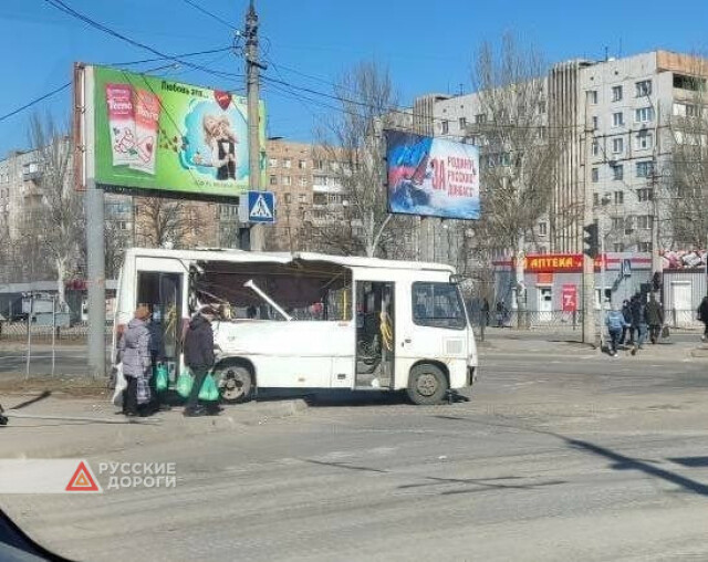 Автобус столкнулся с танком в Донецке 
