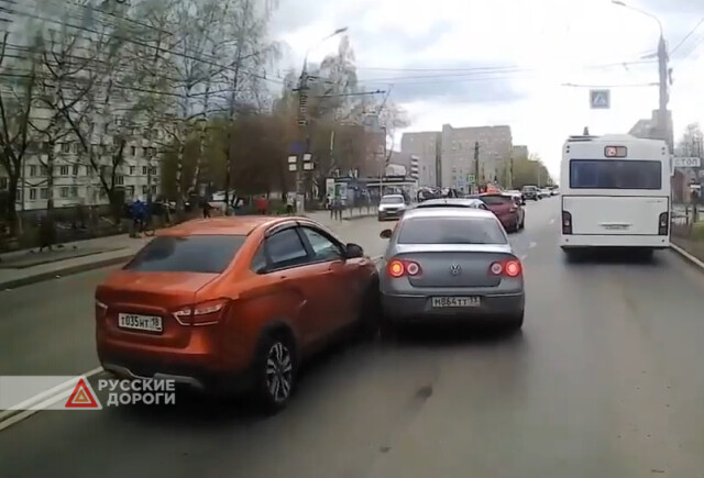 Volkswagen и Lada Vesta не поделили полосу в Ижевске 