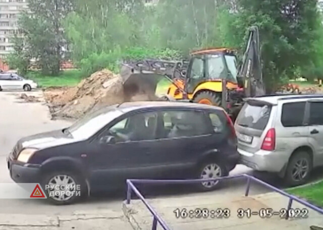 В Новосибирске водитель скрылся с места ДТП во дворе