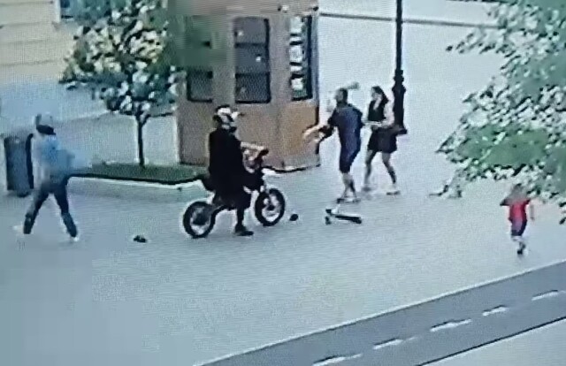 В Оренбурге подросток на питбайке сбил мужчину с младенцем