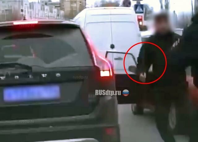 В Волгограде водитель избил инспектора ДПС железным прутом