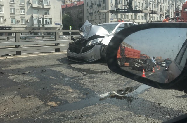 Один человек погиб в массовом ДТП на Ленинградском проспекте. Видео 
