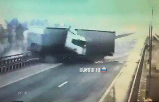 В Татарстане фура упала с моста в реку (видео) 