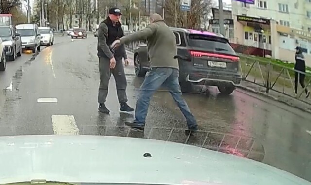 В Рязани неадекватный водитель избил пожилого пешехода 