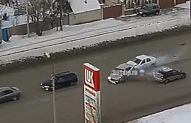 Пять автомобилей столкнулись на перекрестке в Волжском
