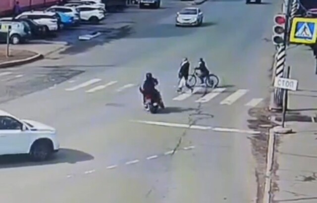 В Архангельске водитель мопеда сбил двоих пешеходов и скрылся