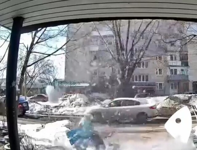 В Семёнове пожилая женщина едва не погибла под снежной глыбой, рухнувшей с крыши