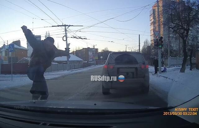 В Таганроге мужчина напал на водителя