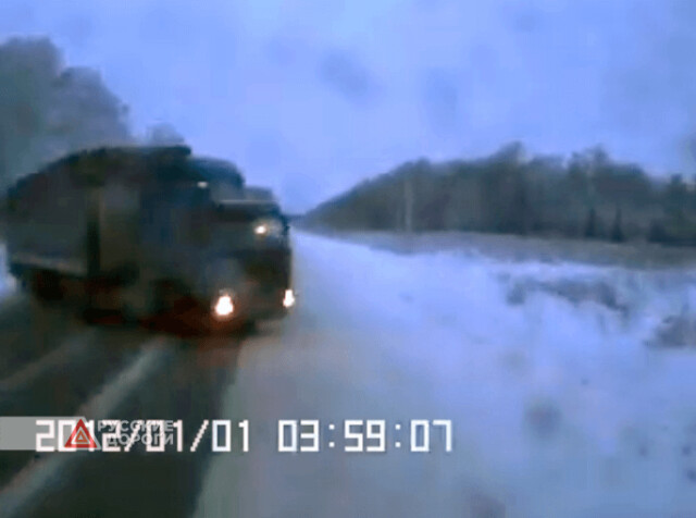 Два грузовика столкнулись на зимней трассе