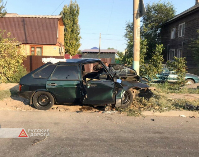 В Астрахани уснувший водитель врезался в столб. Погибла пассажирка 