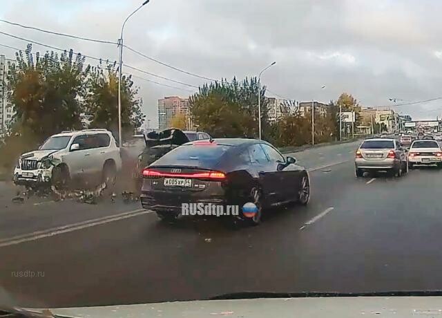 Восемь автомобилей столкнулись в Новосибирске. ВИДЕО