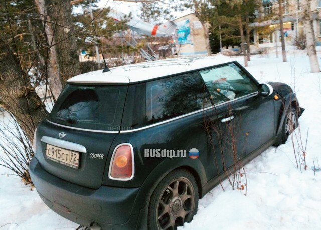 В Тюмени школьницы разбили Mini Cooper, скрываясь от полиции. ВИДЕО 