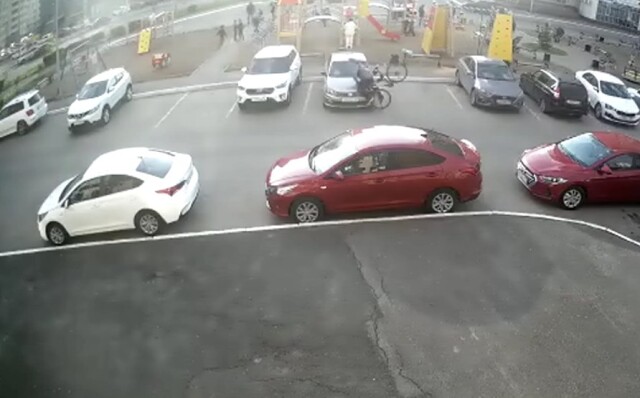 В Оренбурге мальчик на велосипеде врезался в припаркованную машину 