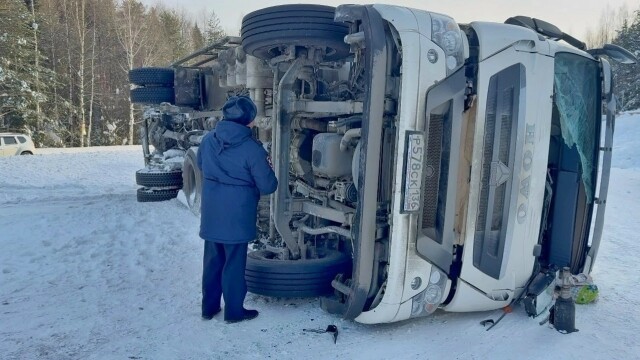 «Едва не раздавил»: КамАЗ столкнулся с грузовиком и легковым автомобилем на трассе Екатеринбург – Серов 
