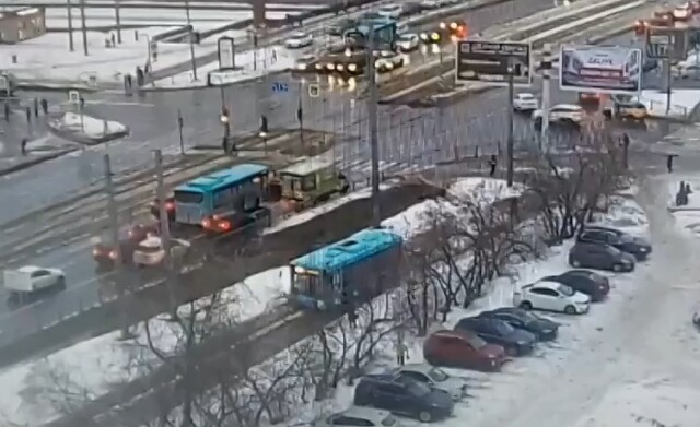 В Петербурге автобус выехал на тротуар и начал давить людей 