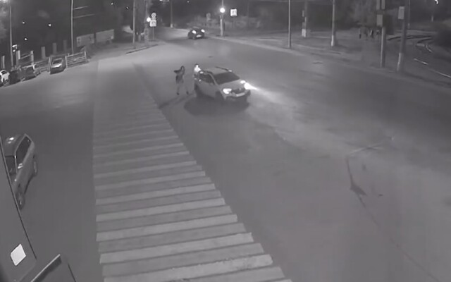 В Волгограде водитель сбил девушку на пешеходном переходе и скрылся