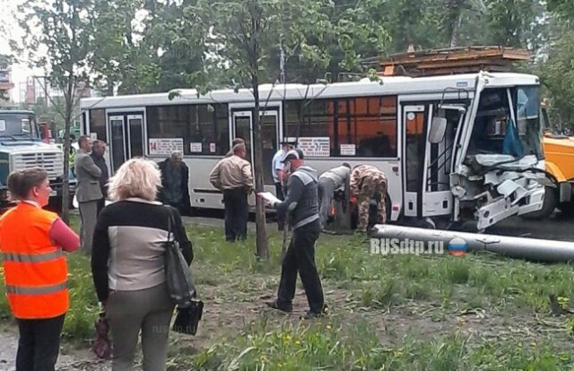 В Новосибирске на автобус упал столб 