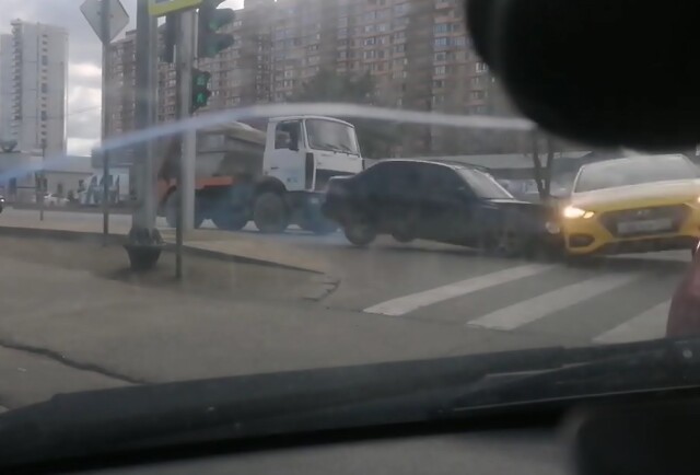ДТП в Краснодаре на Ростовском шоссе: таксист повернул направо с левой полосы