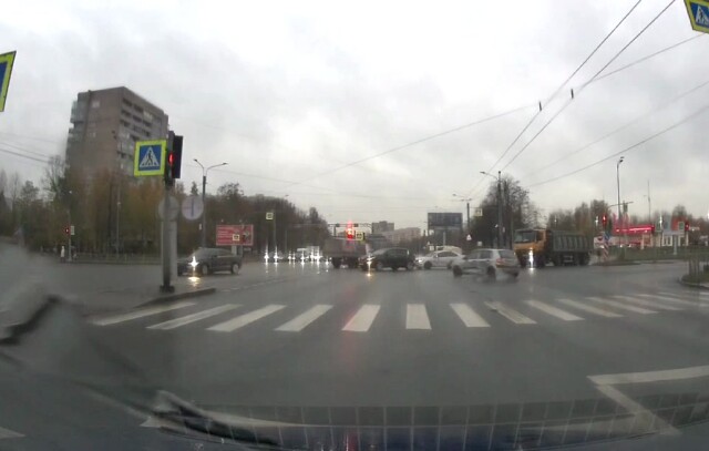 ДТП на перекрестке в Петербурге: «Матиз» пытался проскочить перекресток на желтый