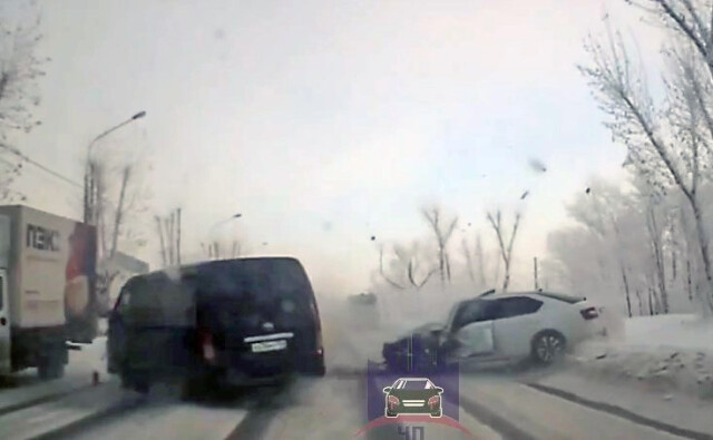 Сразу четыре автомобиля столкнулись на улице Семафорной в Красноярске