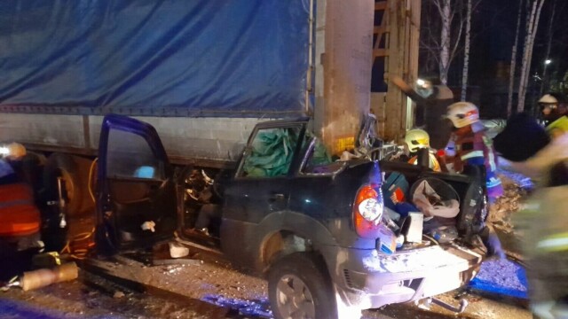 Chevrolet Niva врезался в стоящую фуру в Петрозаводске: погибли водитель и пассажирка 