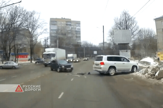 Toyota Land Cruiser столкнулся с Chevrolet на улице Громобоя в Иванове