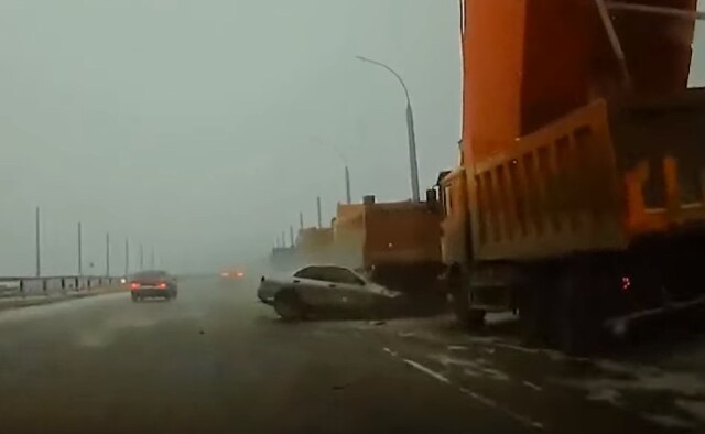 Лихач врезался с самосвал дорожной службы на Бугринском мосту в Новосибирске 