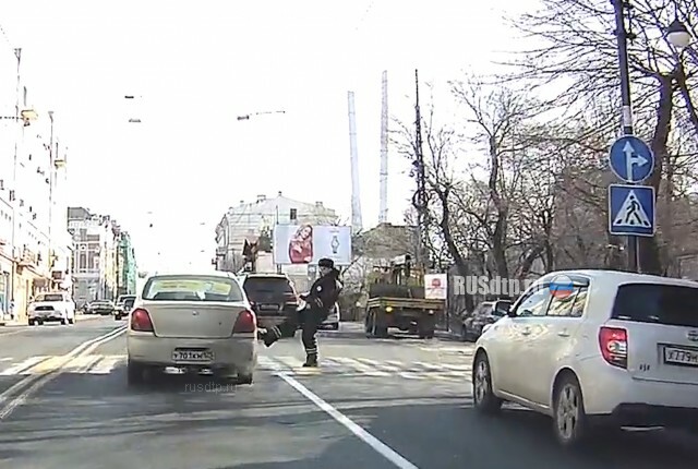 Во Владивостоке таксист не пропустил полицейского