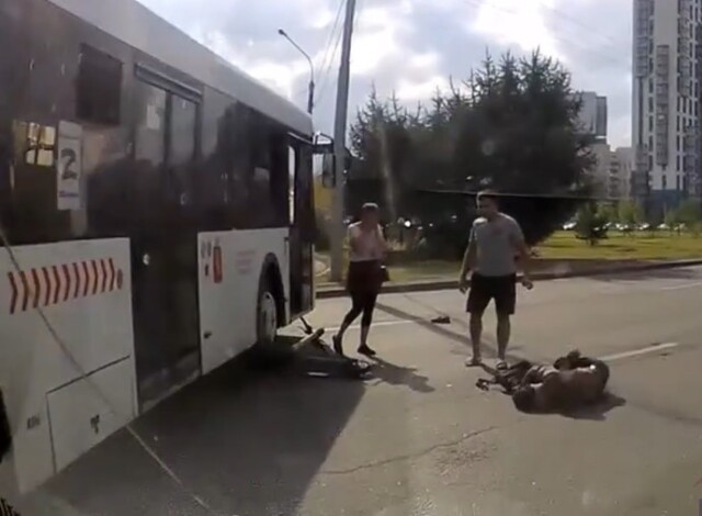 «Бился в конвульсиях»: в Красноярске самокатчик попал под колеса автобуса 