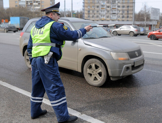 В России хотят повысить штрафы за отказ водителя остановиться по требованию инспектора 