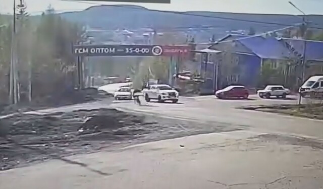 В Якутии велосипедист-шумахер вылетел на встречную полосу и столкнулся с легковым автомобилем