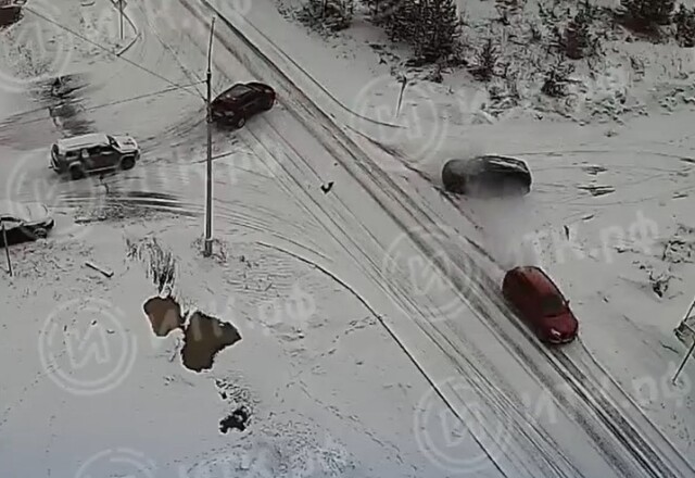 Четыре автомобиля столкнулись на перекрестке в Усть-Илимске