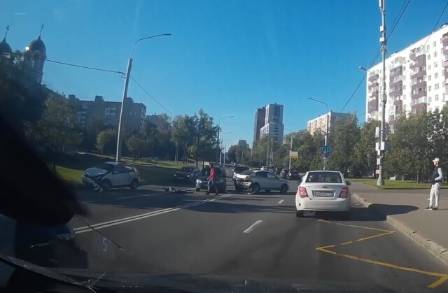 ДТП в Москве: девушка на каршеринговом автомобиле влетела в таксиста