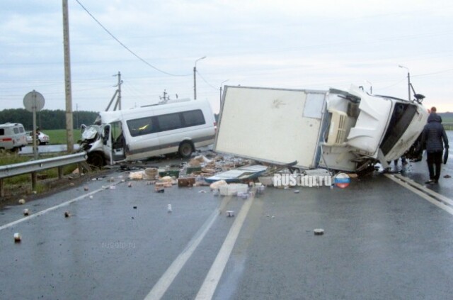 В Тюменской области при столкновении грузовика и автобуса пострадали 11 человек 