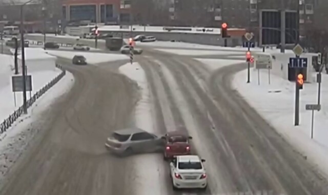 ДТП в Первоуральске: три автомобиля столкнулись при выезде с кольца