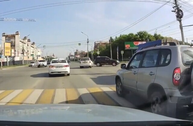 Авария в Омске: водитель кроссовера пытался проскочить перекресток на красный 