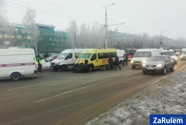 В Чебоксарах в ДТП с участием школьного автобуса и маршрутки пострадали 10 детей 