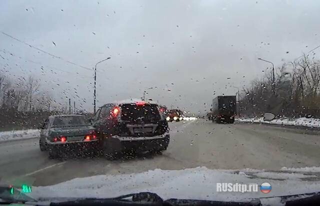 Авария в снежном Челябинске